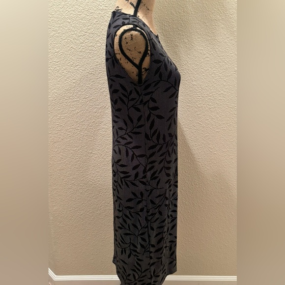 Women’s Sleeveless Classic Modern Cocktail Dress - Picture 5 of 11